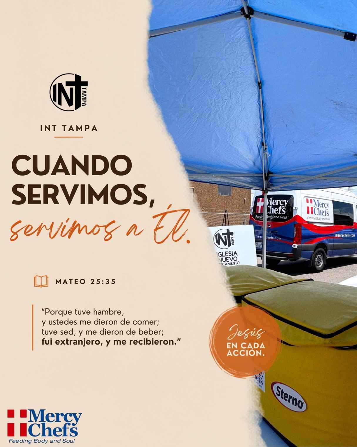 Voluntarios sirviendo comidas calientes a la comunidad